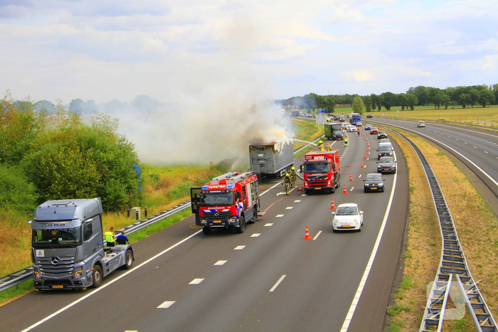 Brand in vrachtwagen op snelweg