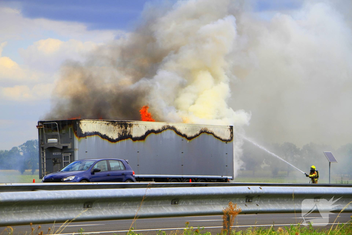 Brand in vrachtwagen op snelweg