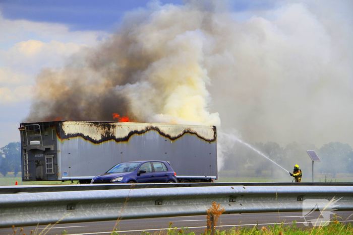 Brand in vrachtwagen op snelweg