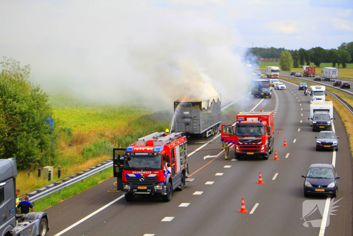 Brand in vrachtwagen op snelweg