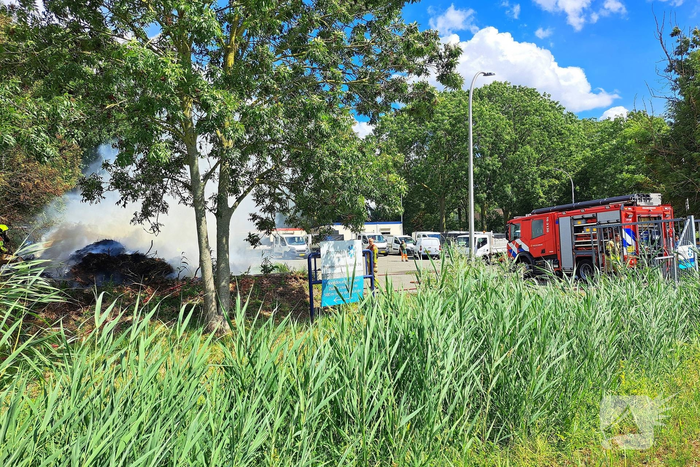 Flinke bermbrand veroorzaakt rookontwikkeling