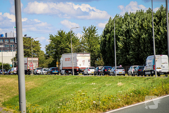 Grote verkeershinder doordat twee vrachtwagens botsen tunnel