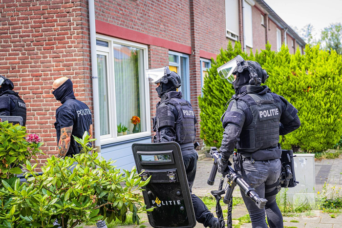 Zwaarbewapend politie team valt woning binnen