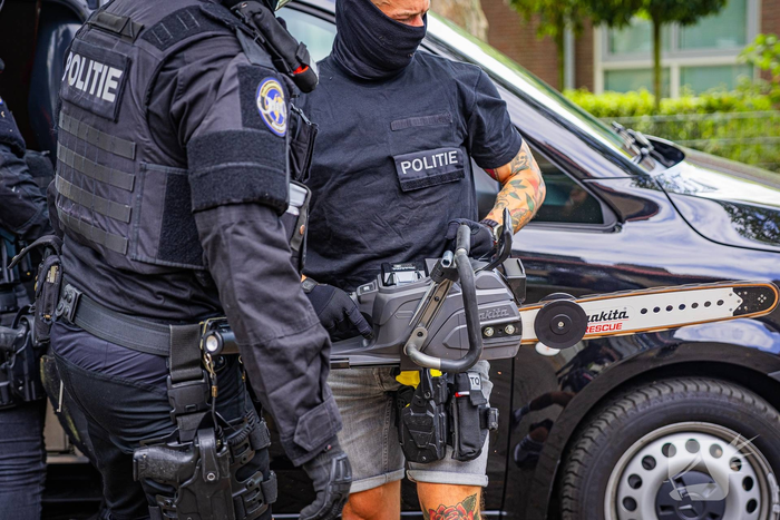 Zwaarbewapend politie team valt woning binnen