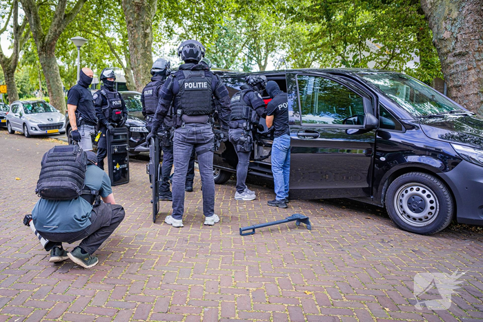 Zwaarbewapend politie team valt woning binnen