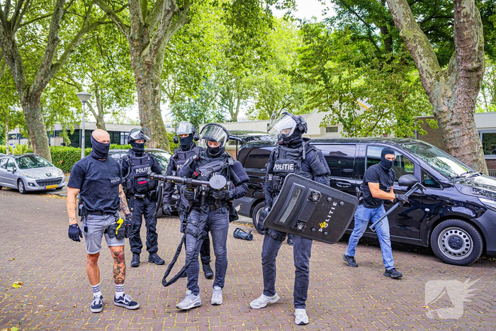 Zwaarbewapend politie team valt woning binnen