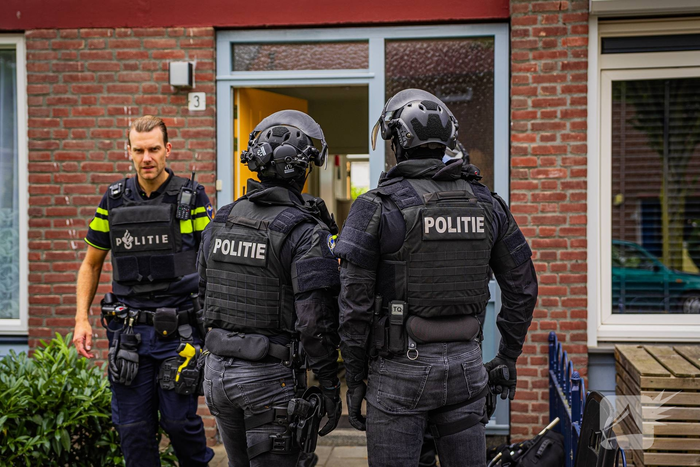 Zwaarbewapend politie team valt woning binnen