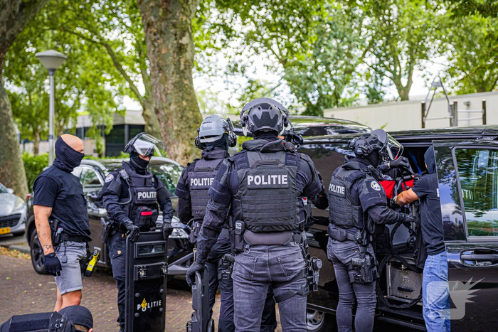 Zwaarbewapend politie team valt woning binnen