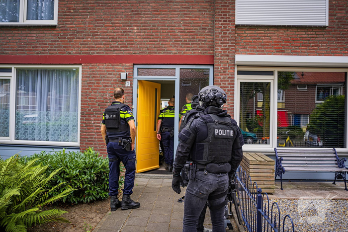 Zwaarbewapend politie team valt woning binnen