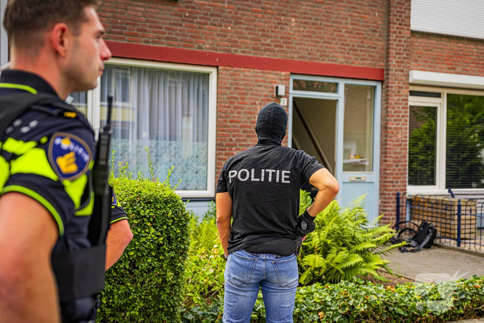 Zwaarbewapend politie team valt woning binnen