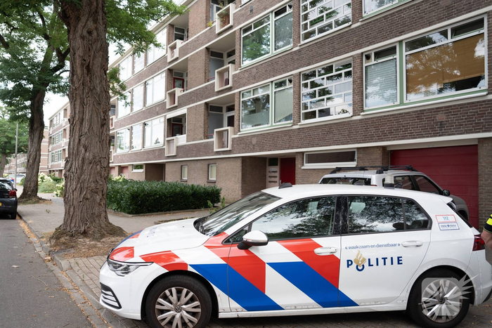 Zwaarbewapend politie team valt woning binnen