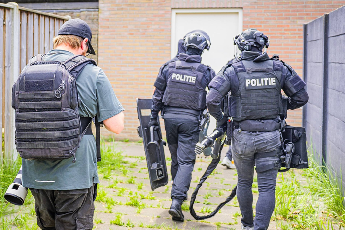 Zwaarbewapend politie team valt woning binnen
