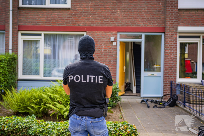 Politie valt woning binnen in verband met mogelijk vuurwapen