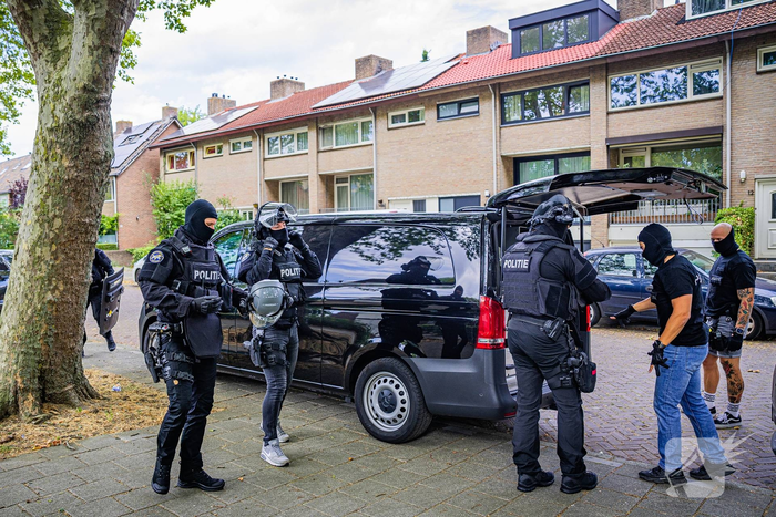 Politie valt woning binnen in verband met mogelijk vuurwapen