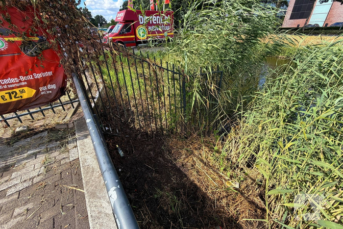 Brand in riet langs water snel onder controle