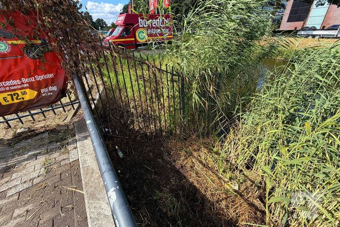 Brand in riet langs water snel onder controle