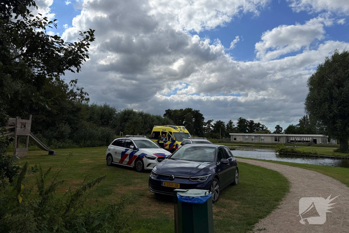 Persoon te water gered door omstanders