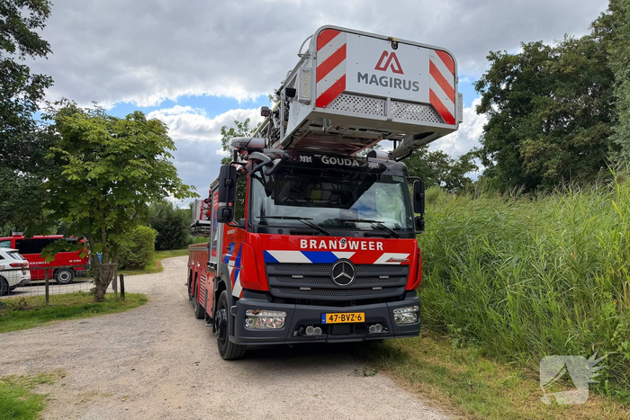 Persoon te water gered door omstanders