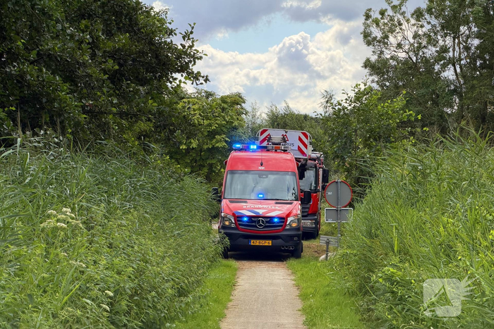Persoon te water gered door omstanders