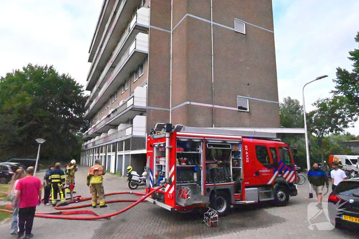Bewoners uit voorzorg naar buiten bij middelbrand in flatwoning