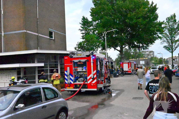 Bewoners uit voorzorg naar buiten bij middelbrand in flatwoning