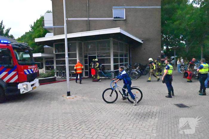 Bewoners uit voorzorg naar buiten bij middelbrand in flatwoning