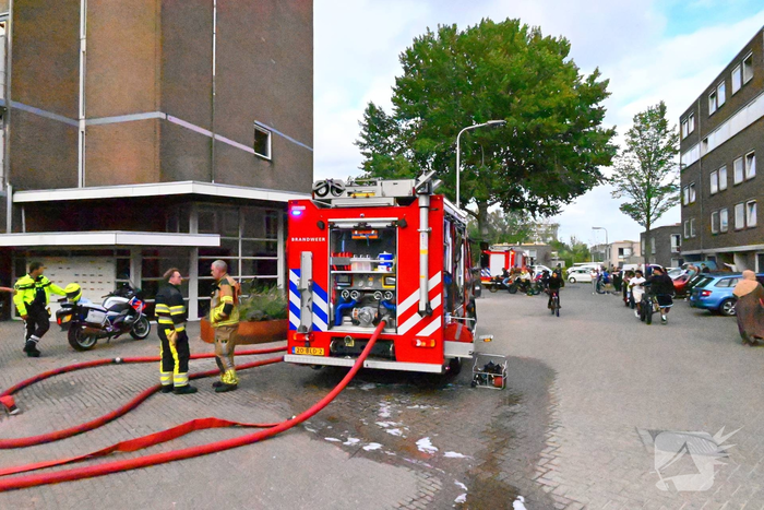 Bewoners uit voorzorg naar buiten bij middelbrand in flatwoning