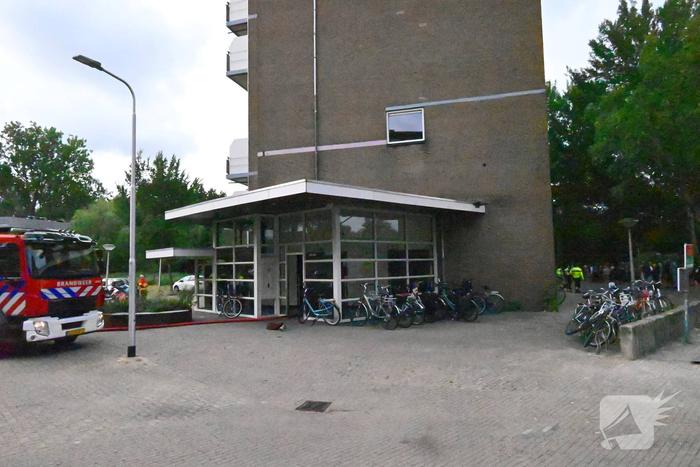 Bewoners uit voorzorg naar buiten bij middelbrand in flatwoning