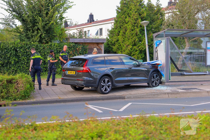 Automobilist rijdt tegen bushalte na onwelwording