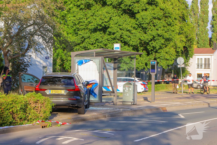 Automobilist rijdt tegen bushalte na onwelwording