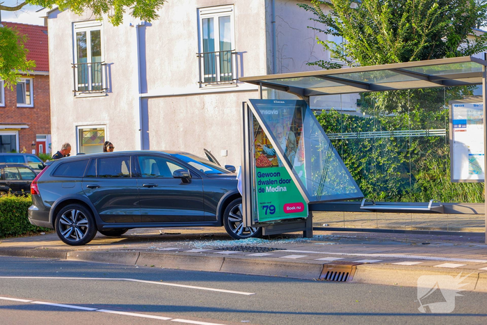 Automobilist rijdt tegen bushalte na onwelwording