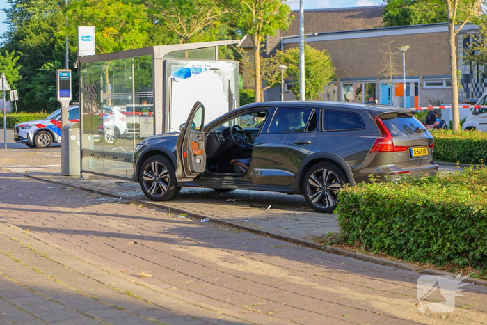 Automobilist rijdt tegen bushalte na onwelwording