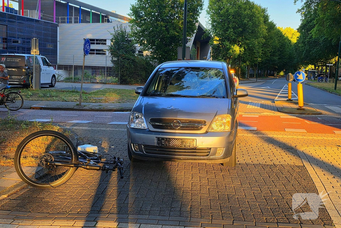 Fietser geschept door auto en naar ziekenhuis gebracht