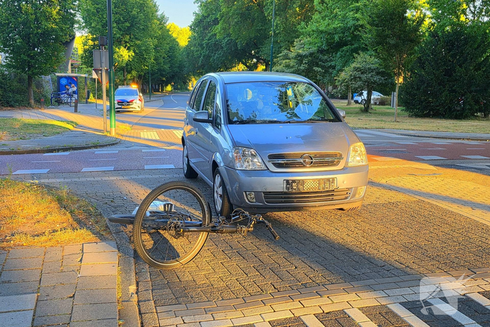 Fietser geschept door auto en naar ziekenhuis gebracht