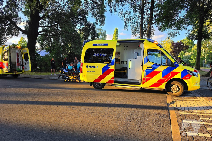 Fietser geschept door auto en naar ziekenhuis gebracht