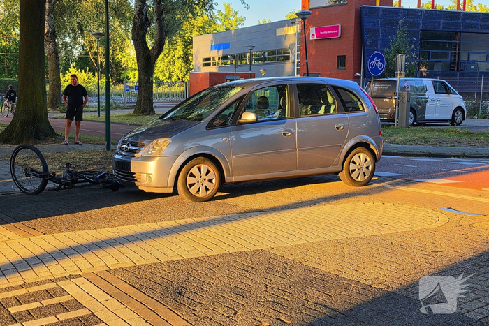 Fietser geschept door auto en naar ziekenhuis gebracht