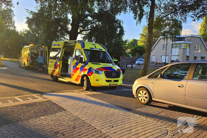 Fietser geschept door auto en naar ziekenhuis gebracht