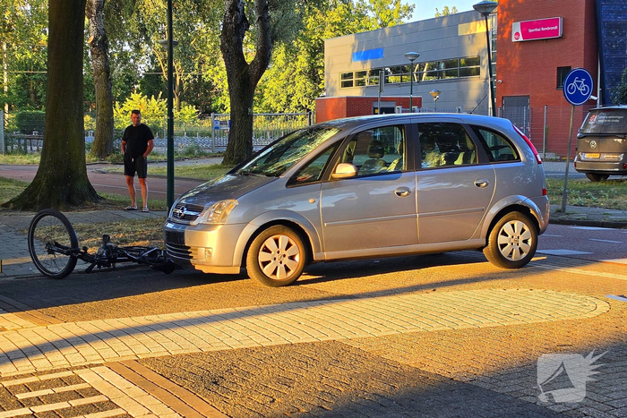 Fietser geschept door auto en naar ziekenhuis gebracht