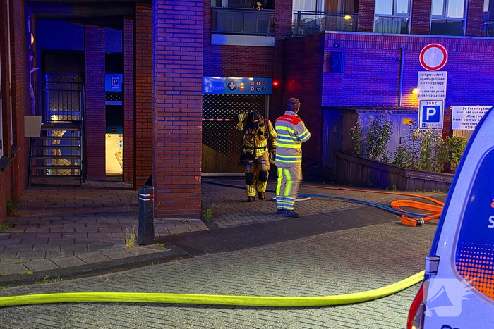 Autobrand in ondergrondse parkeergarage
