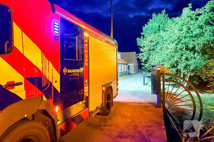 Rookontwikkeling door brand in achtertuin