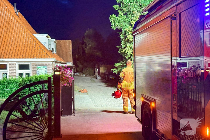 Rookontwikkeling door brand in achtertuin