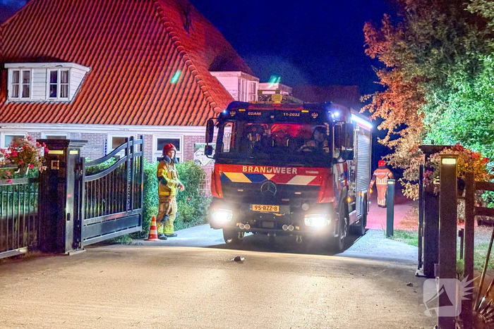 Rookontwikkeling door brand in achtertuin