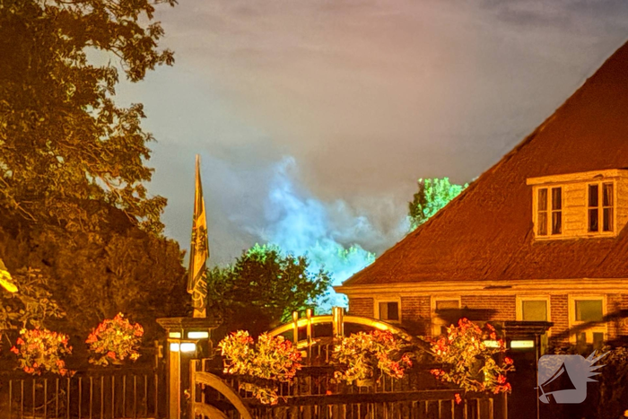 Rookontwikkeling door brand in achtertuin