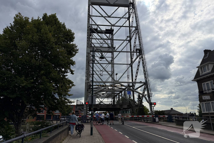 Hinder door niet sluitende brug