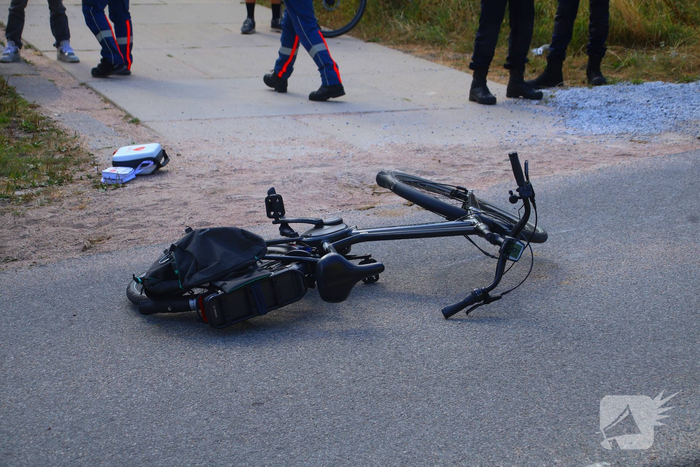 Afslaande fietser gewond bij botsing met scooterrijder