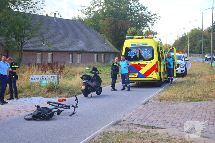 Afslaande fietser gewond bij botsing met scooterrijder