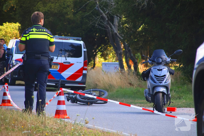 Afslaande fietser gewond bij botsing met scooterrijder
