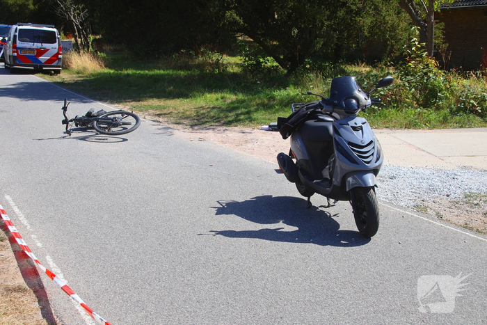 Afslaande fietser gewond bij botsing met scooterrijder