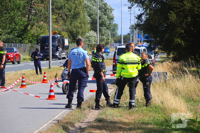 Afslaande fietser gewond bij botsing met scooterrijder