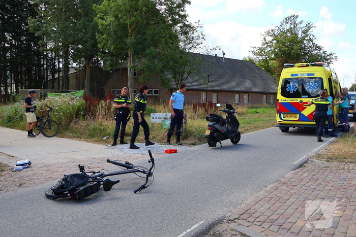 Afslaande fietser gewond bij botsing met scooterrijder